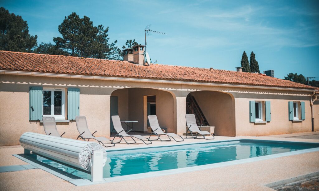 location-courte-duree-maison-piscine-ardeche-conciergerie-des-vallees