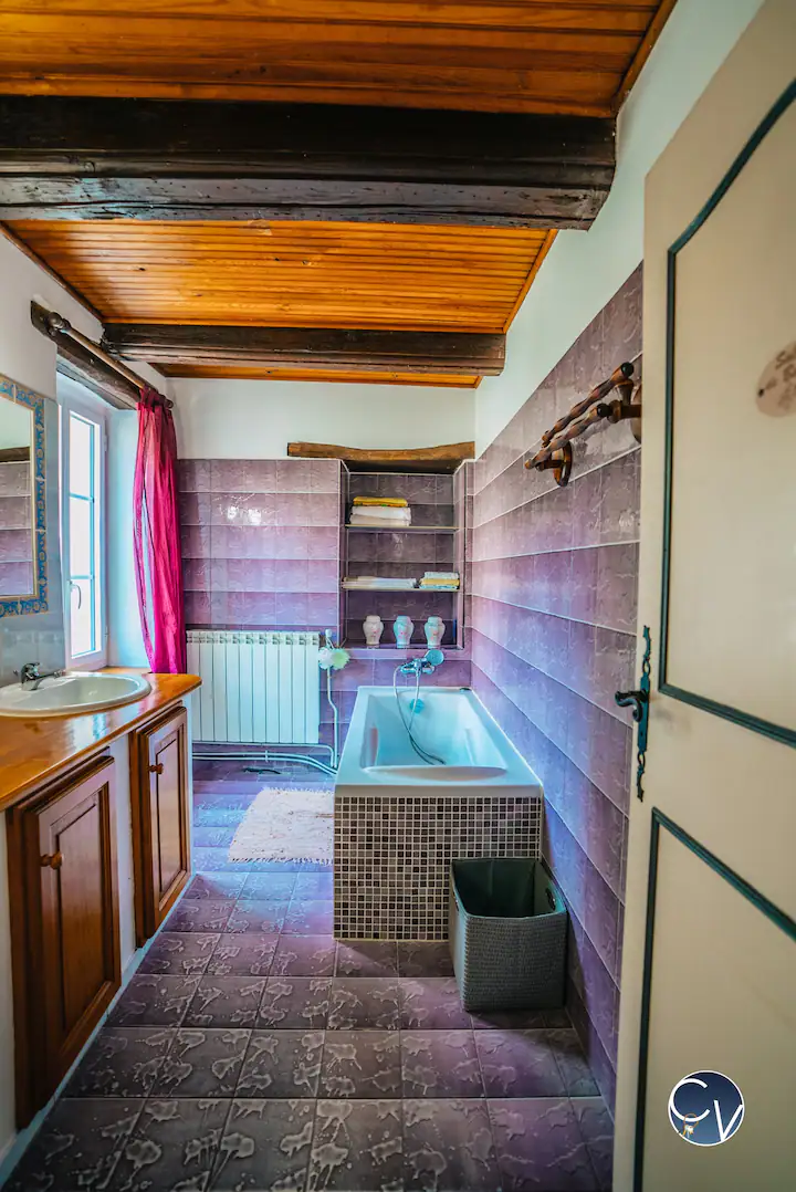 Maison Saint marcel de careiret salle de bain location courte duree conciergerie des vallees