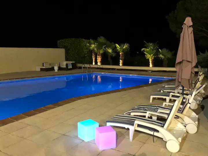 villa venejan piscine nuit location courte duree conciergerie des vallees