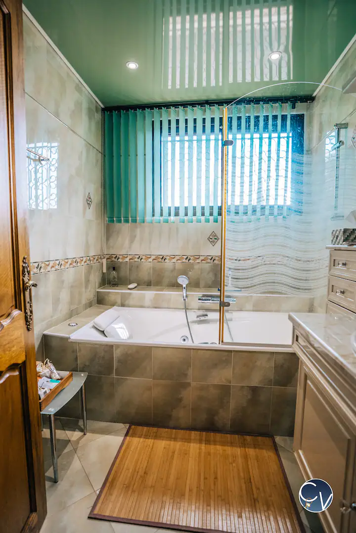 villa venejan salle de bain location courte duree conciergerie des vallees