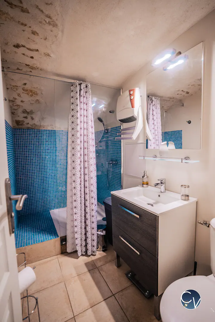 maison pougnadoresse salle de bain location courte duree conciergerie des vallees