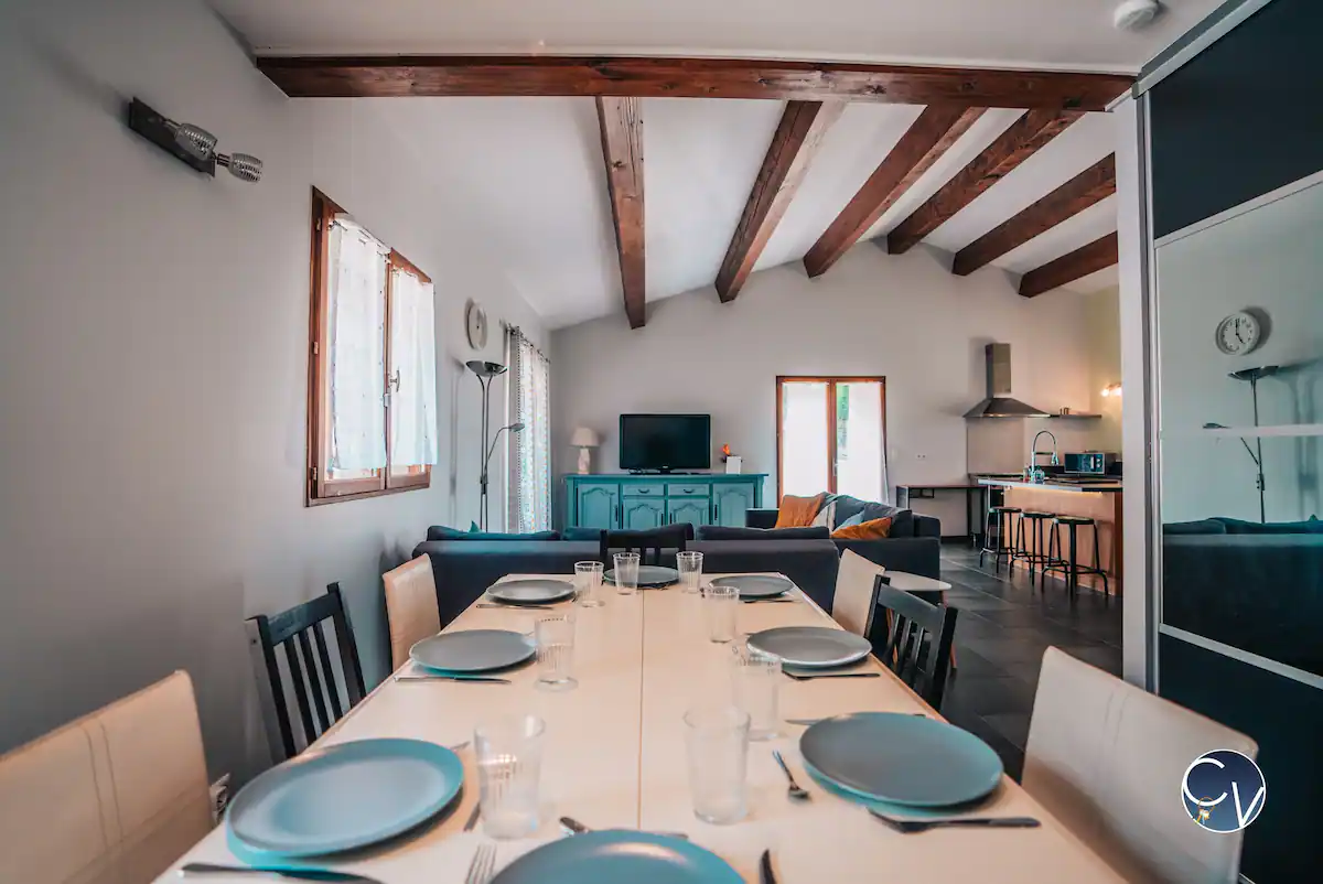 villa orgnac salle a manger location courte duree conciergerie des vallees