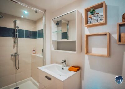salle de bain location studio appartement mezzanine conciergerie des vallees airbnb uzes