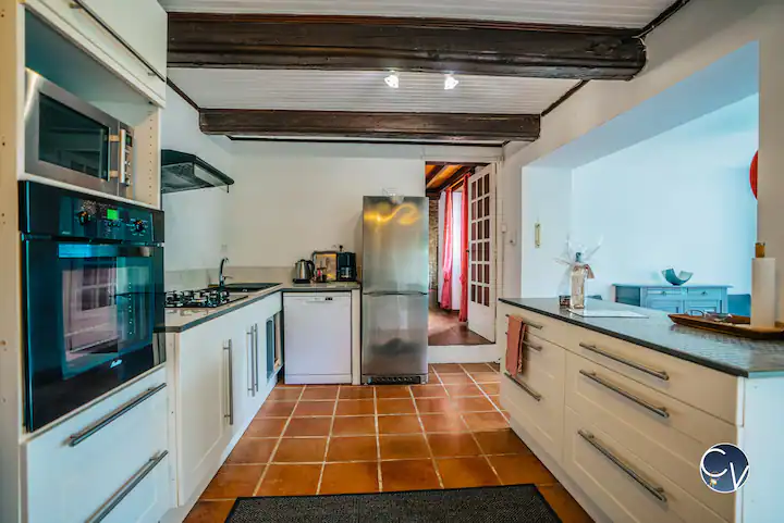 Maison-Saint-marcel-de-careiret-cuisine-location-courte-duree-conciergerie-des-vallees