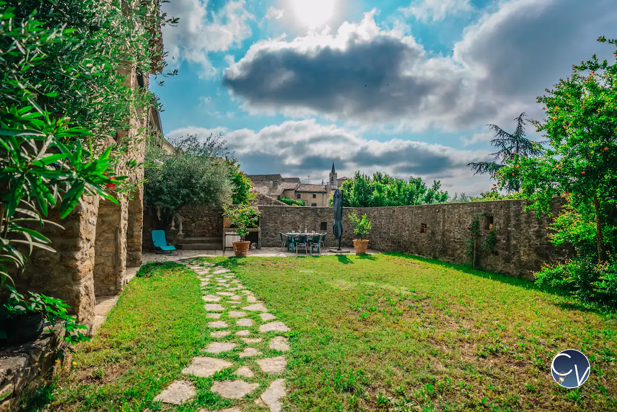 Maison-Saint-marcel-de-careiret-exterieur-location-courte-duree-conciergerie-des-vallees