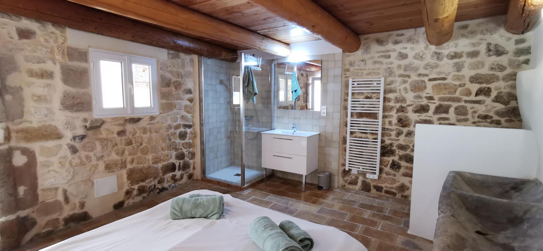 location-courte-duree-bourdic-maison-chambre-double-sud-de-la-france-conciergerie-des-vallees