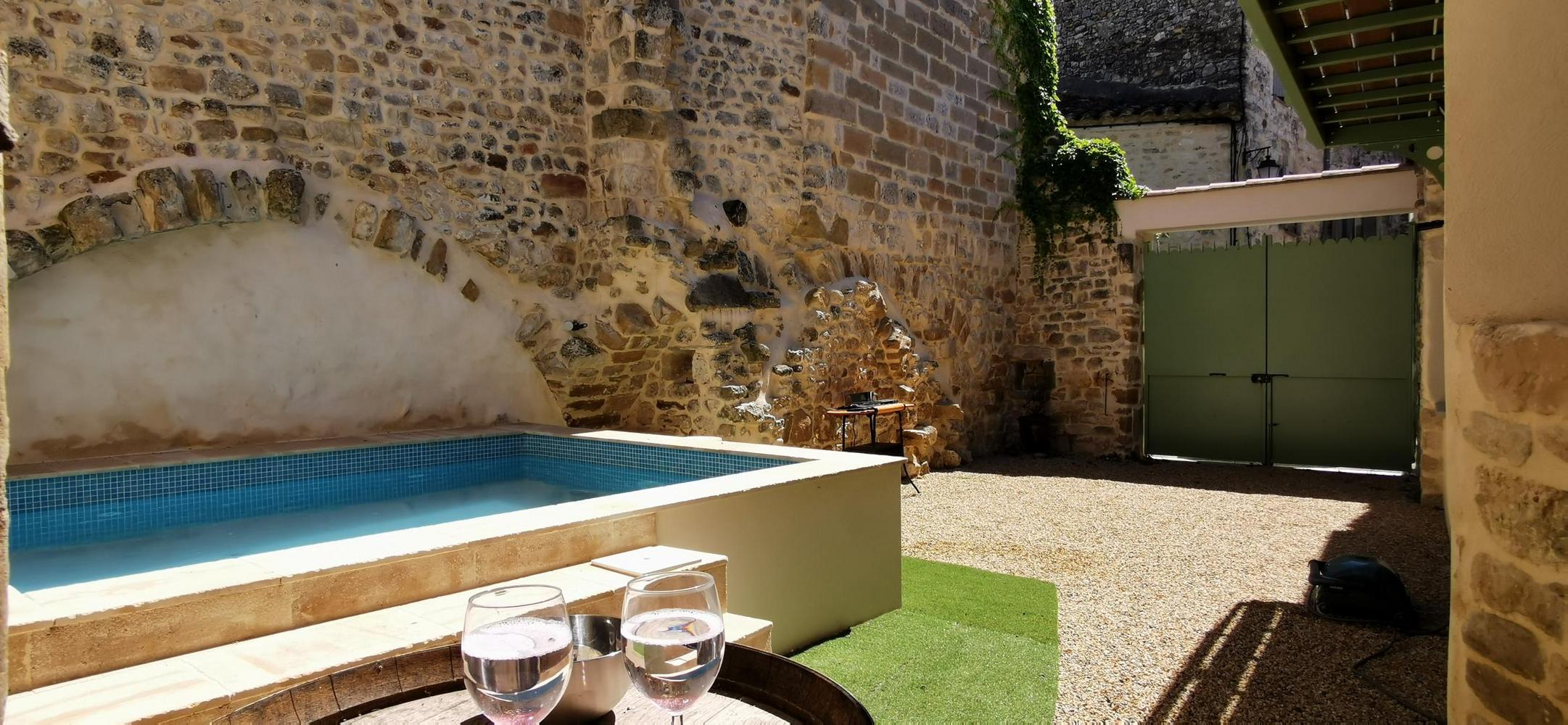 location-courte-duree-bourdic-maison-piscine-terrasse-sud-de-la-france-conciergerie-des-vallees