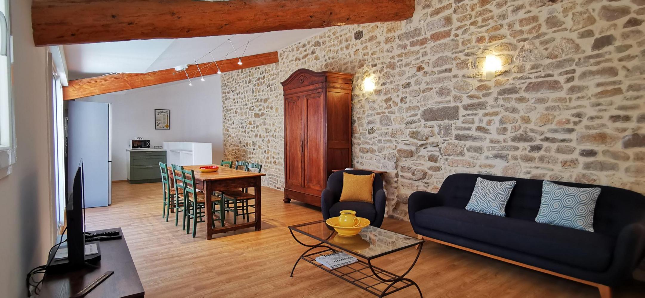 location-courte-duree-bourdic-maison-salle-a-manger-sud-de-la-france-conciergerie-des-vallees