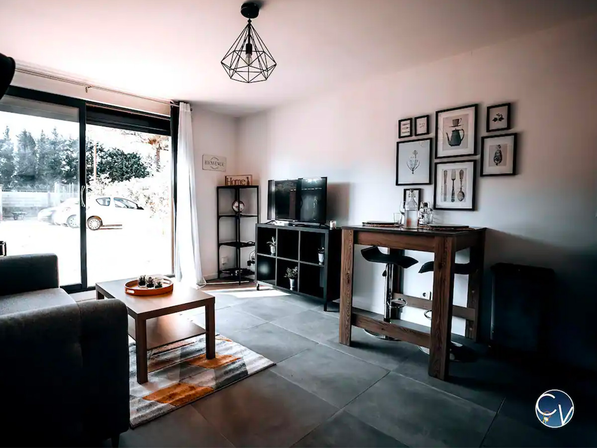 appartement-deux-personnes-uzes-avignon-location-courte-duree-salon-conciergerie-des-vallees-living