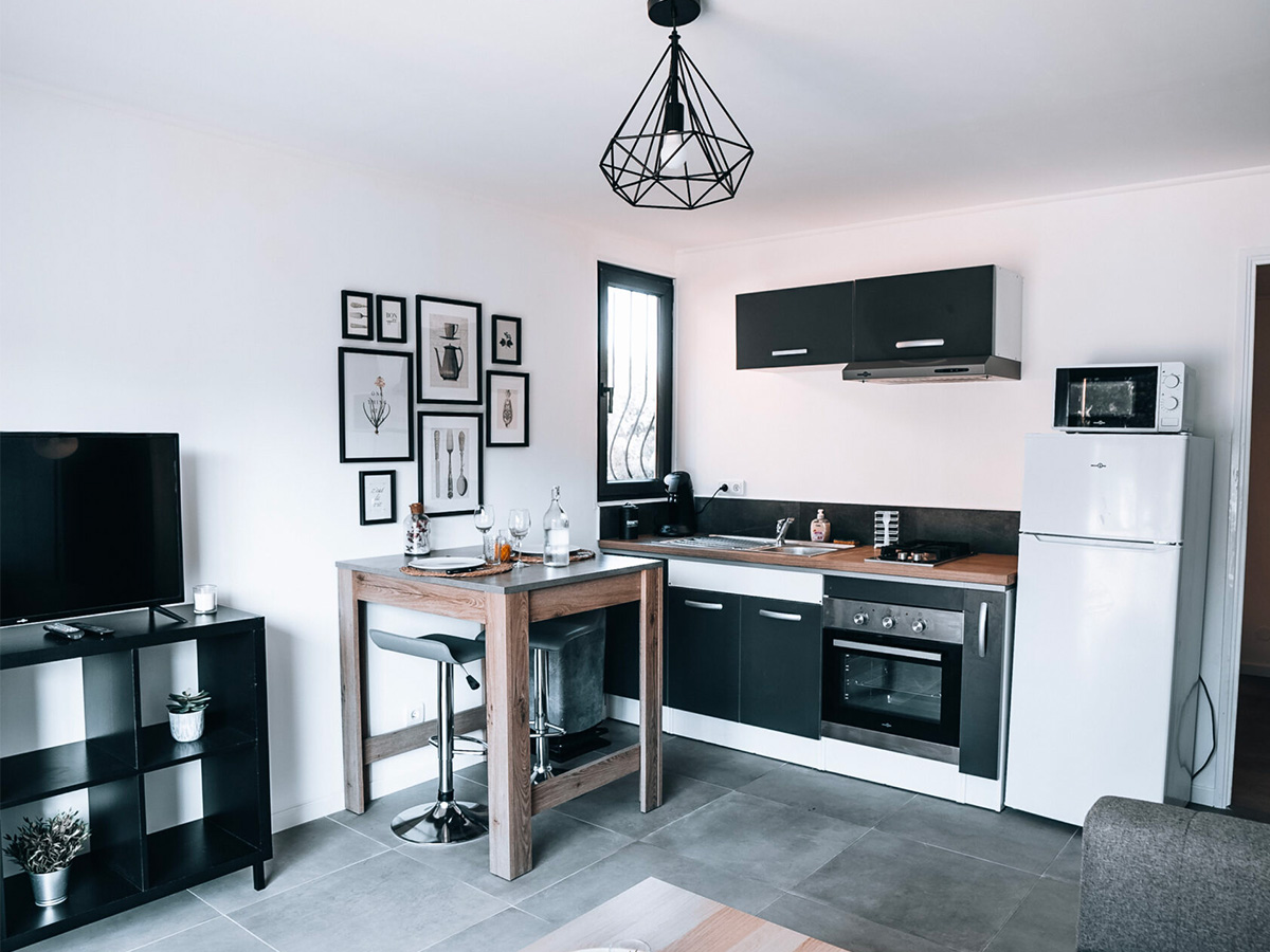 appartement-uzes-avignon-location-courte-duree-salon-cuisine-conciergerie-des-vallees