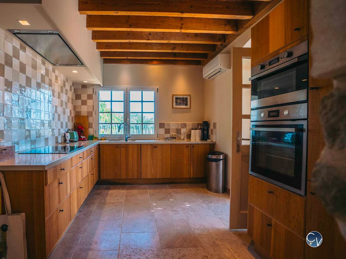 cuisine location maison piscine sud france vacances villa famille 8 personnes villa montaren et saint mediers conciergerie des vallees