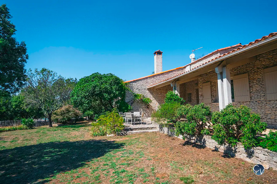 exterieur villa lussan mont bouquet location vacances lussan conciergerie des vallees vacances lussan sud de la france