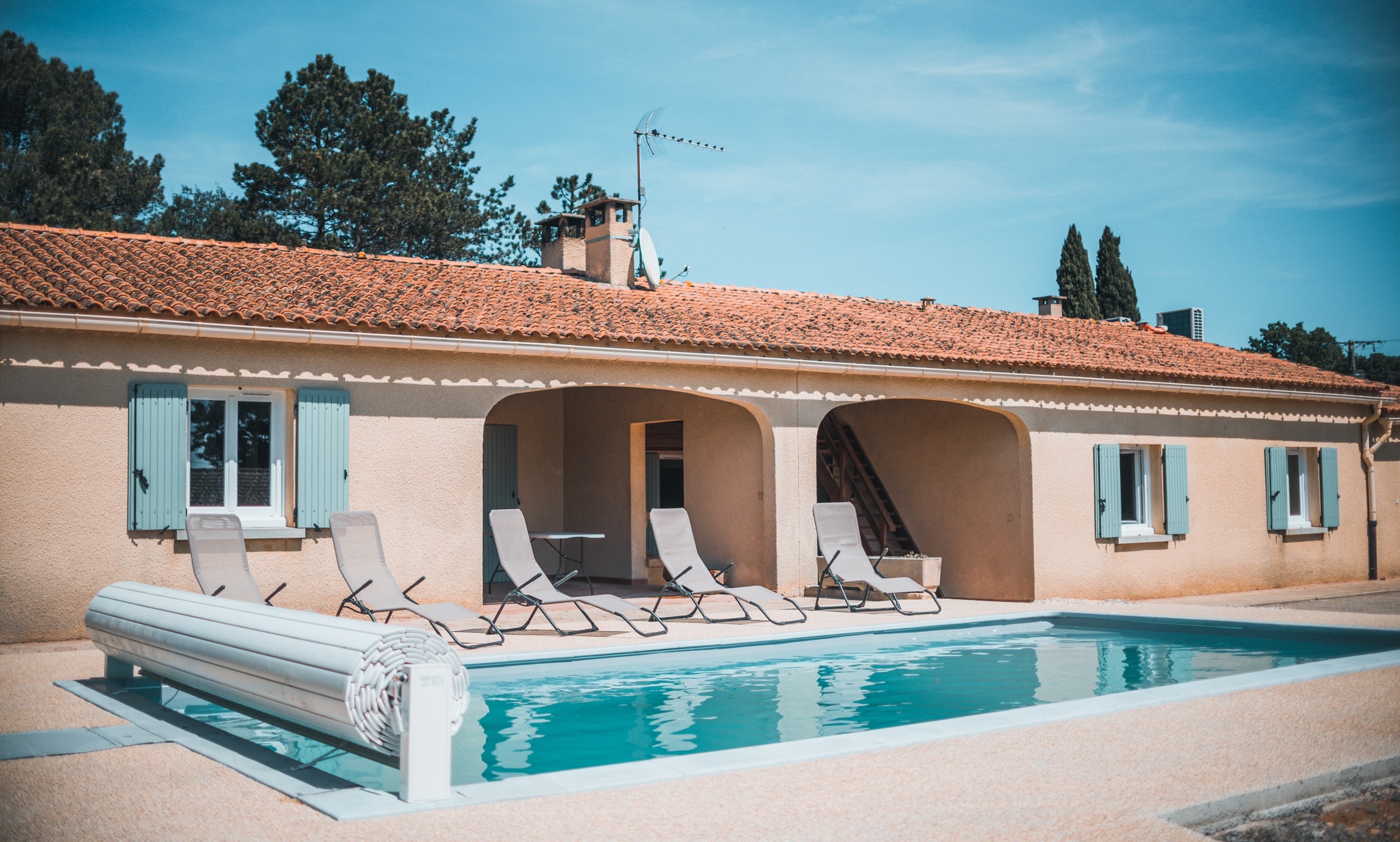 location-courte-duree-maison-piscine-ardeche-conciergerie-des-vallees