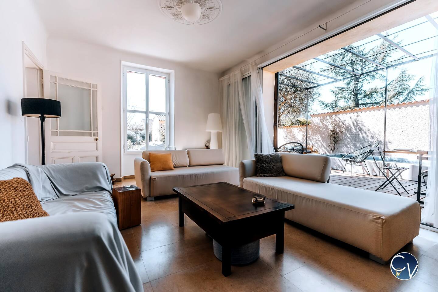 maison-de-village-orsan-salon-location-courte-duree-vacances-conciergerie-des-vallees