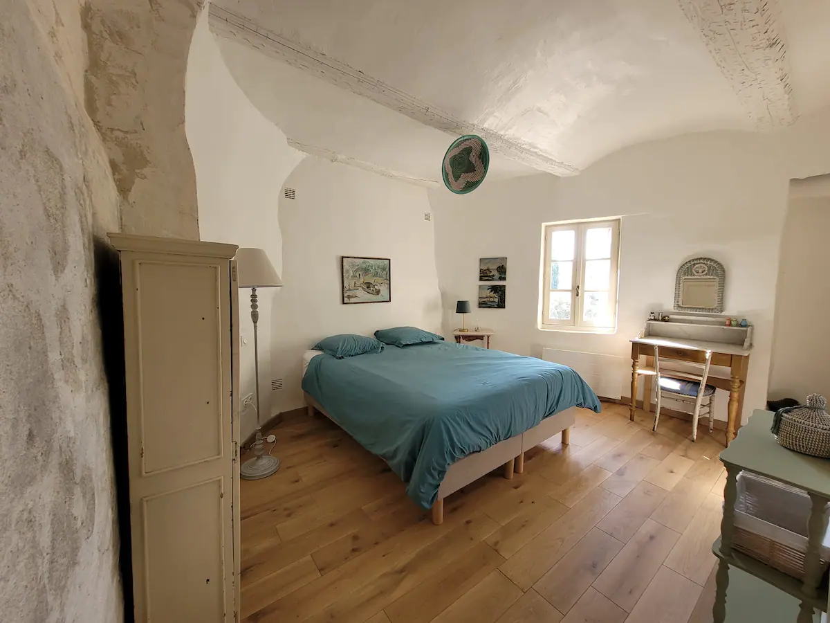 maison-sud-location-courte-duree-arpaillargues-et-aureillac-chambre-bleue-conciergerie-des-vallees