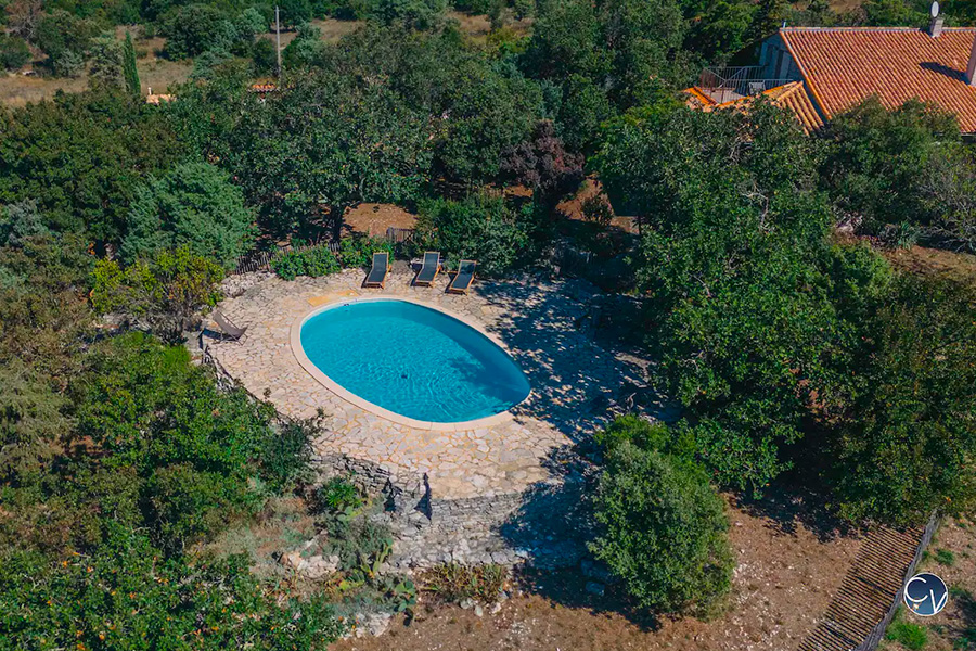 piscine villa lussan mont bouquet location vacances lussan conciergerie des vallees vacances lussan sud de la france