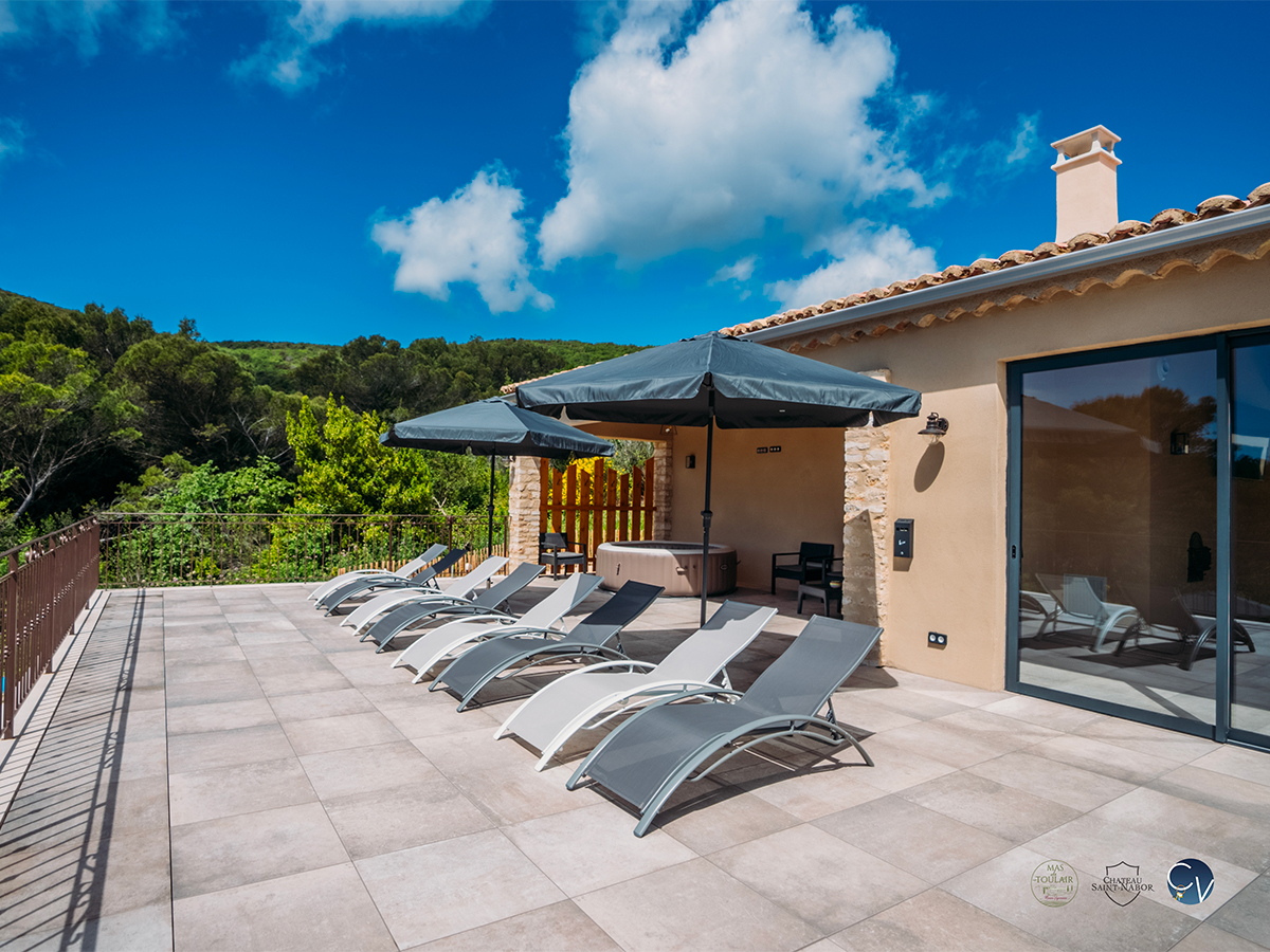 terrasse chambre location villa de luxe mas toulair saint christol de rodieres conciegerie des vallees location courte duree sud de la france