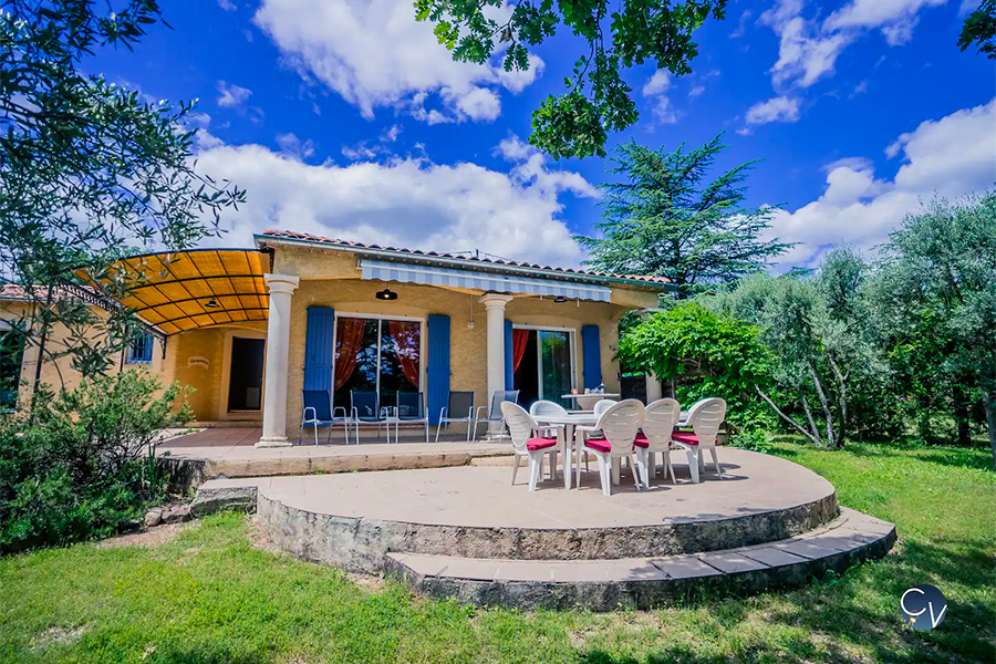 villa 8 peresonnes bergamote saint nazaire location vacances gard conciergerie des vallees location courte duree sud de la france jardin