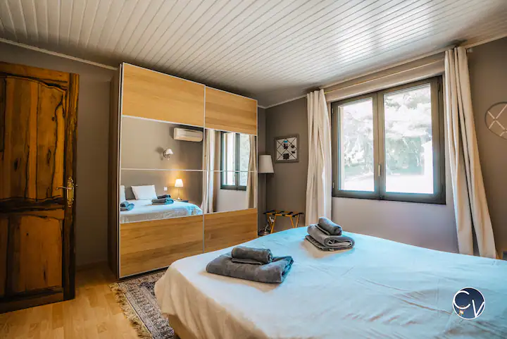 villa-venejan-chambre-1-location-courte-duree-conciergerie-des-vallees