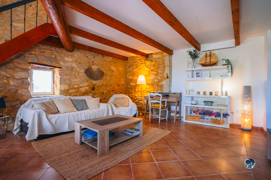 location vacances maison bourg saint andeol drome ardeche conciergerie des vallees location bien courte duree salon