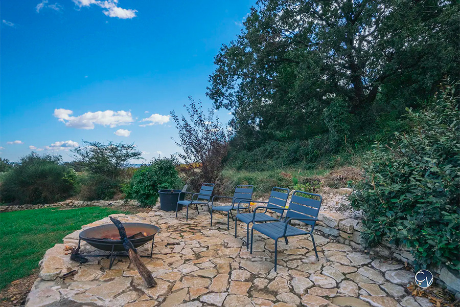 location vacances maison bourg saint andeol drome ardeche conciergerie des vallees location bien courte duree terrasse exterieur